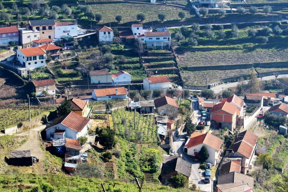 Junta de Vilarinho dos Freires abre concurso para exploração de imóveis turísticos no Douro