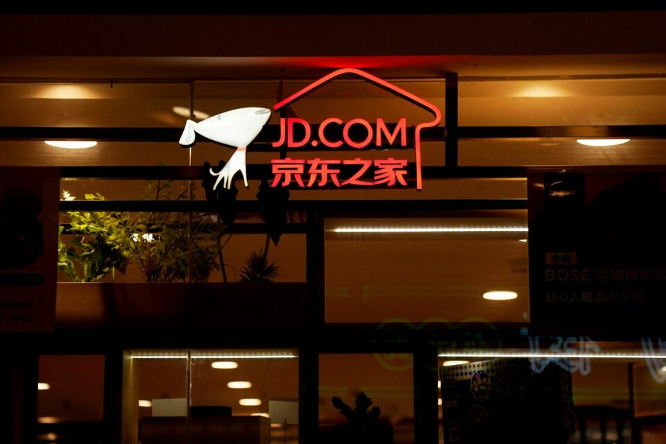 Ações da JD.com caem mais de 10% com intenção da Walmart vender participação