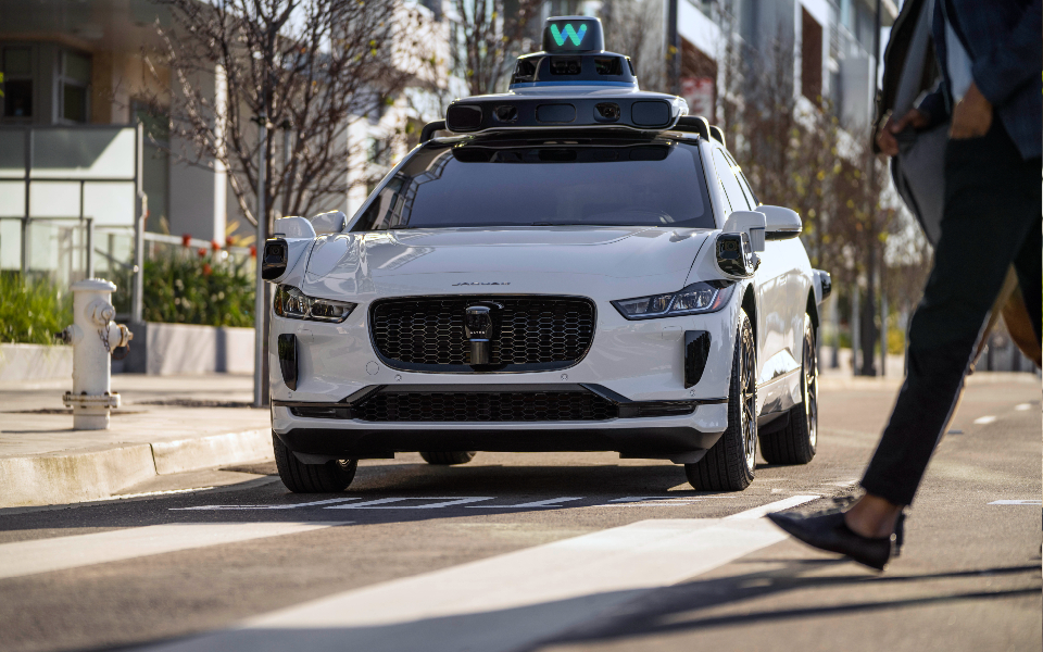 JE a bordo de táxi-robô. Veja como é andar num carro guiado só pela tecnologia