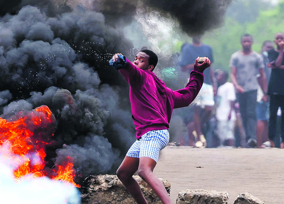 Moçambique: cinco feridos a tiro após polícia dispersar manifestantes pró-Mondlane